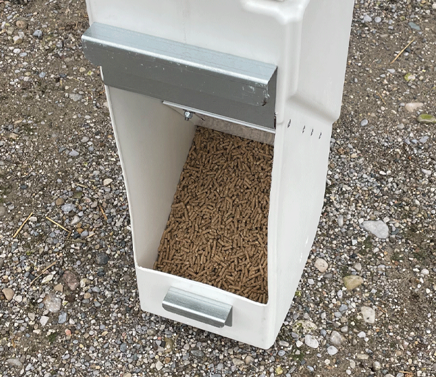 2444_UniversalGrainFeederWithFeed